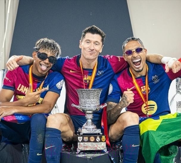 热身赛-拉菲尼亚劲爆世界波莱万首秀 巴萨1-0皇马 热身赛-拉菲尼亚劲爆世界波莱万首秀 巴萨1-0皇马